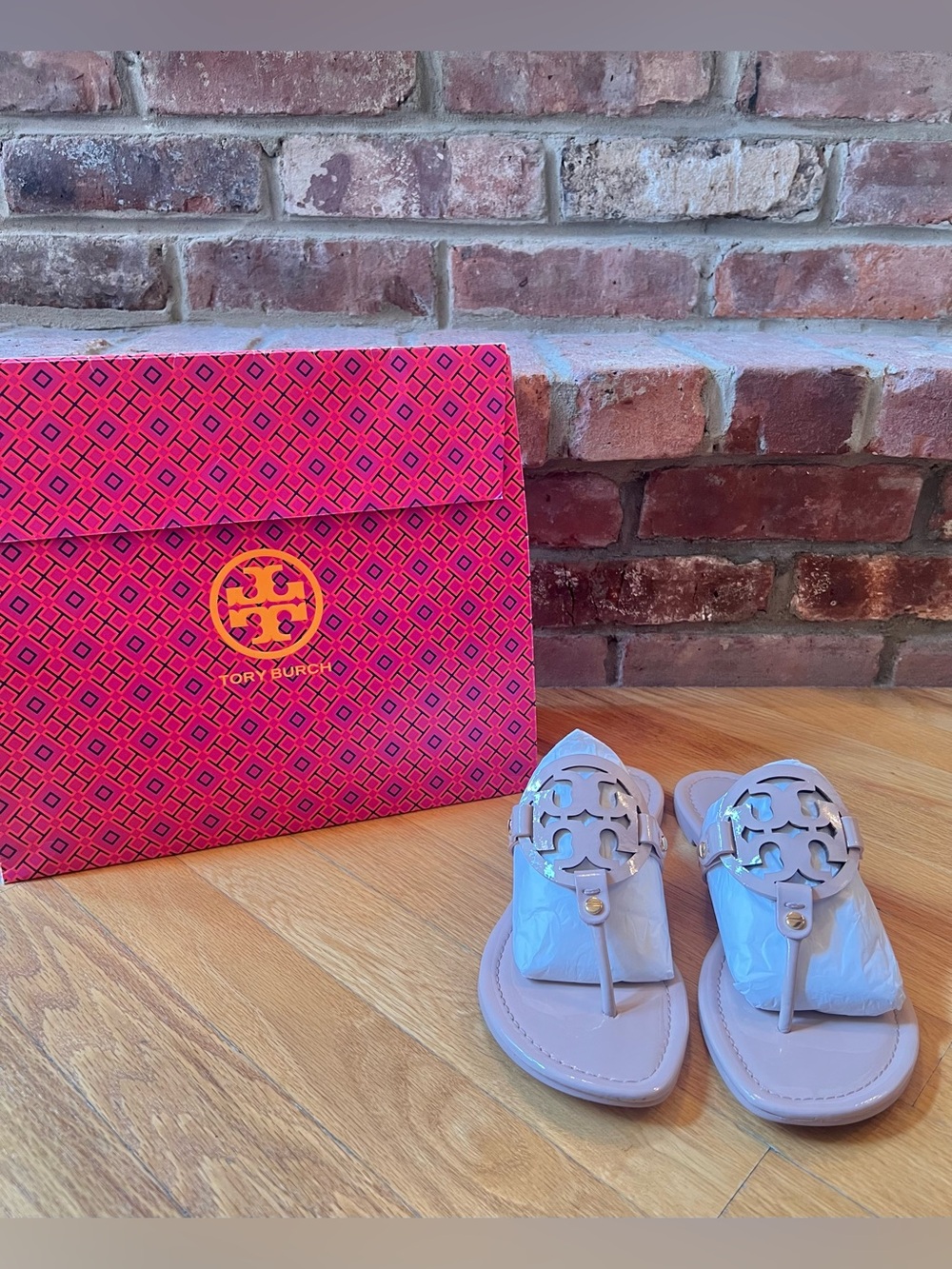 **SOLD** Tory Burch Sea Shell Pink Patent Leather Miller Sandals - Picture 2 of 10